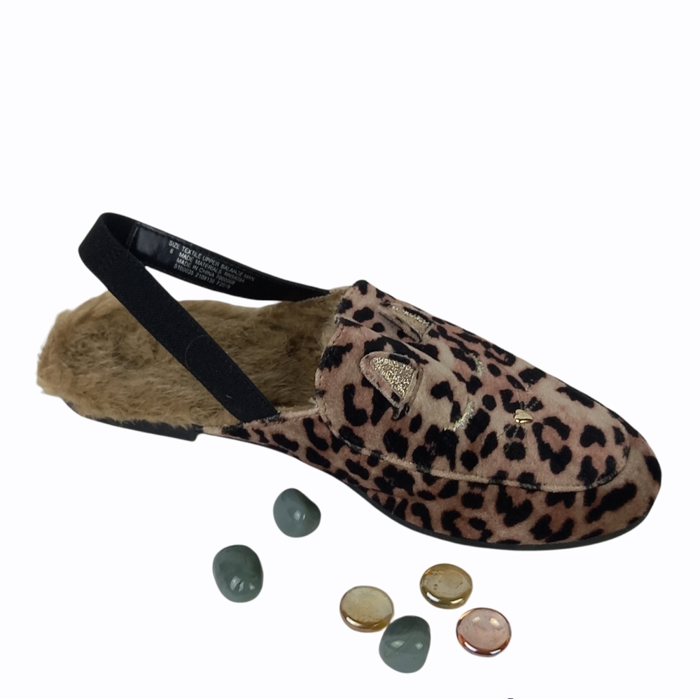 Place slippers. - Picture 2 of 8